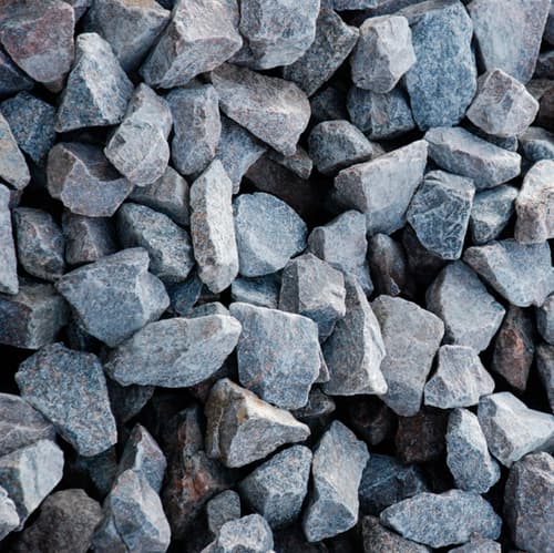 Гранитный щебень на складе