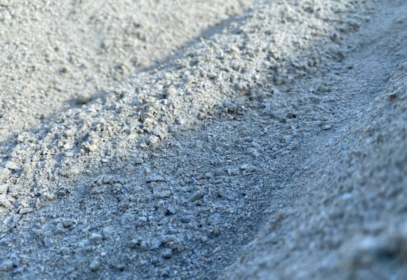 Погрузка песка в самосвал